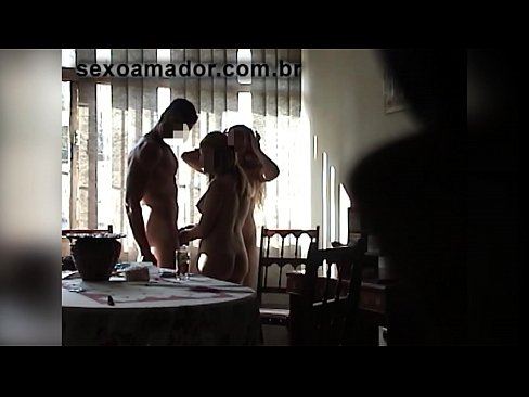❤️ Os amigos sexuais invitan a un home xigante e a un trío con el ☑ Vídeo de sexo en nós ❌️