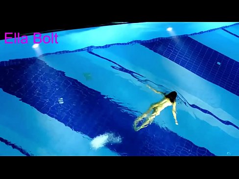 ❤️ Non podo deixar de mirar, unha moza loira que é sorprendida nadando espida na piscina do resort ELLA BOLT ☑ Vídeo de sexo en nós ❌️
