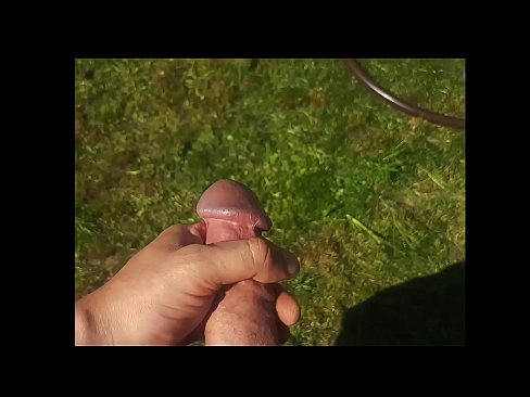 ❤️ A guapa quente recibe o seu coño rosa fodido e corre cun chorro nun xardín de verán ☑ Vídeo de sexo en nós ❌️
