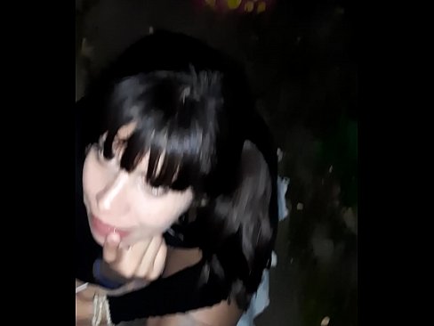 ❤️ Na rúa pene inchado a cambio de doces ☑ Vídeo de sexo en nós ❌️