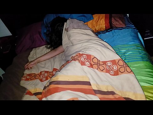 ❤️ Fillastro reprendendo á súa nova madrasta mentres ela dorme. ☑ Vídeo de sexo en nós ❌️