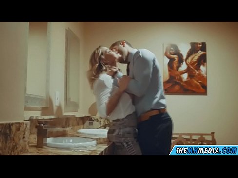 ❤️ Cando unha loura tetona seduce nun baño público ☑ Vídeo de sexo en nós ❌️